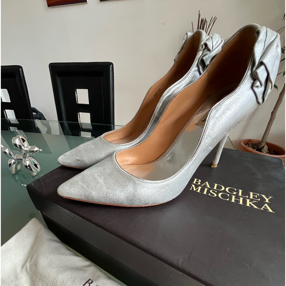 Badgley Mischka real leather pumps style WYSDOM silver  Size 7 with bag and box